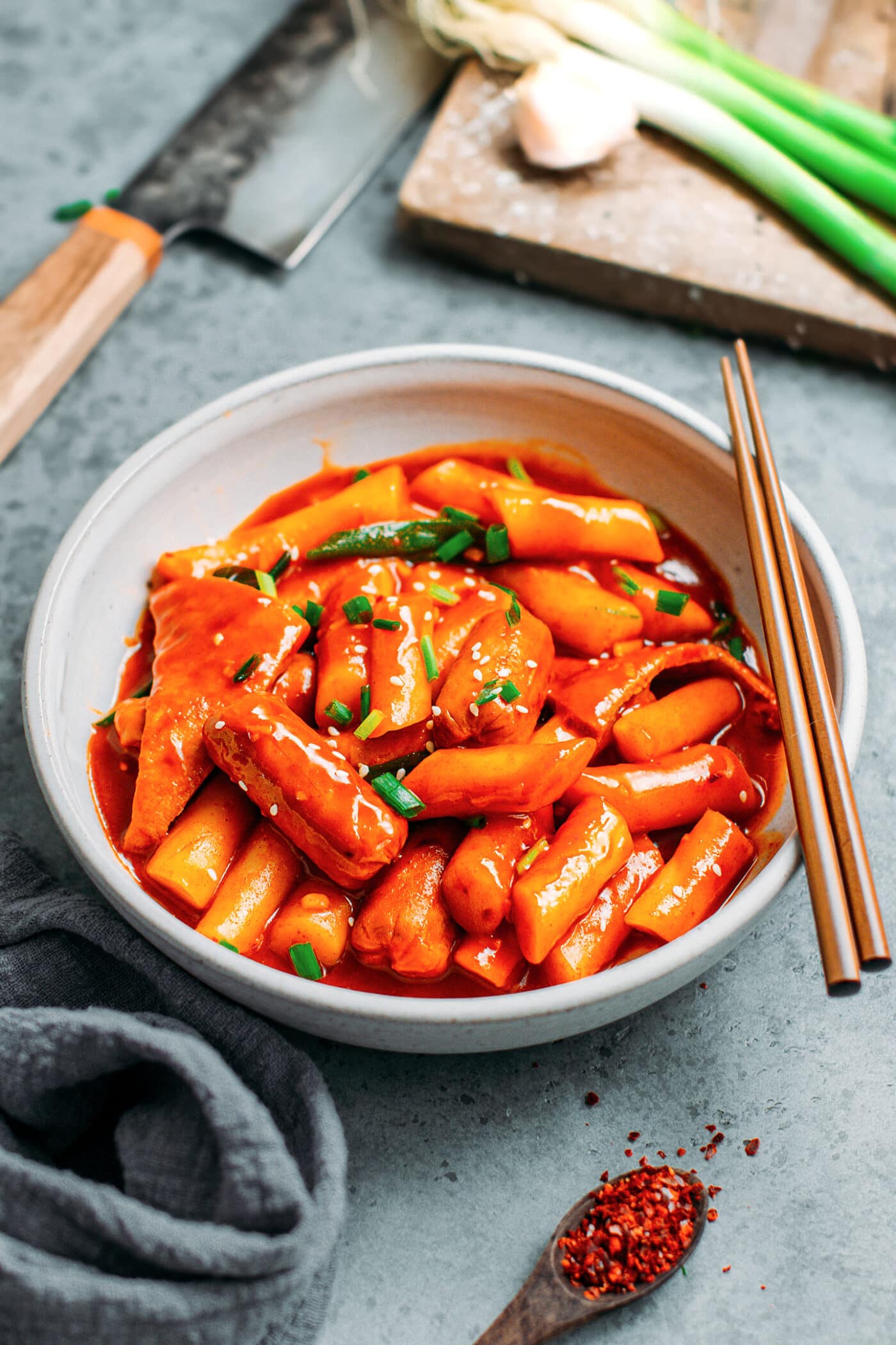 https://www.orientalitalia.com/wp-content/uploads/2022/12/best-vegan-tteokbokki-with-cocktail-sausages-and-tofu-fish-korean-inspired-37-1400x2100-1.jpg